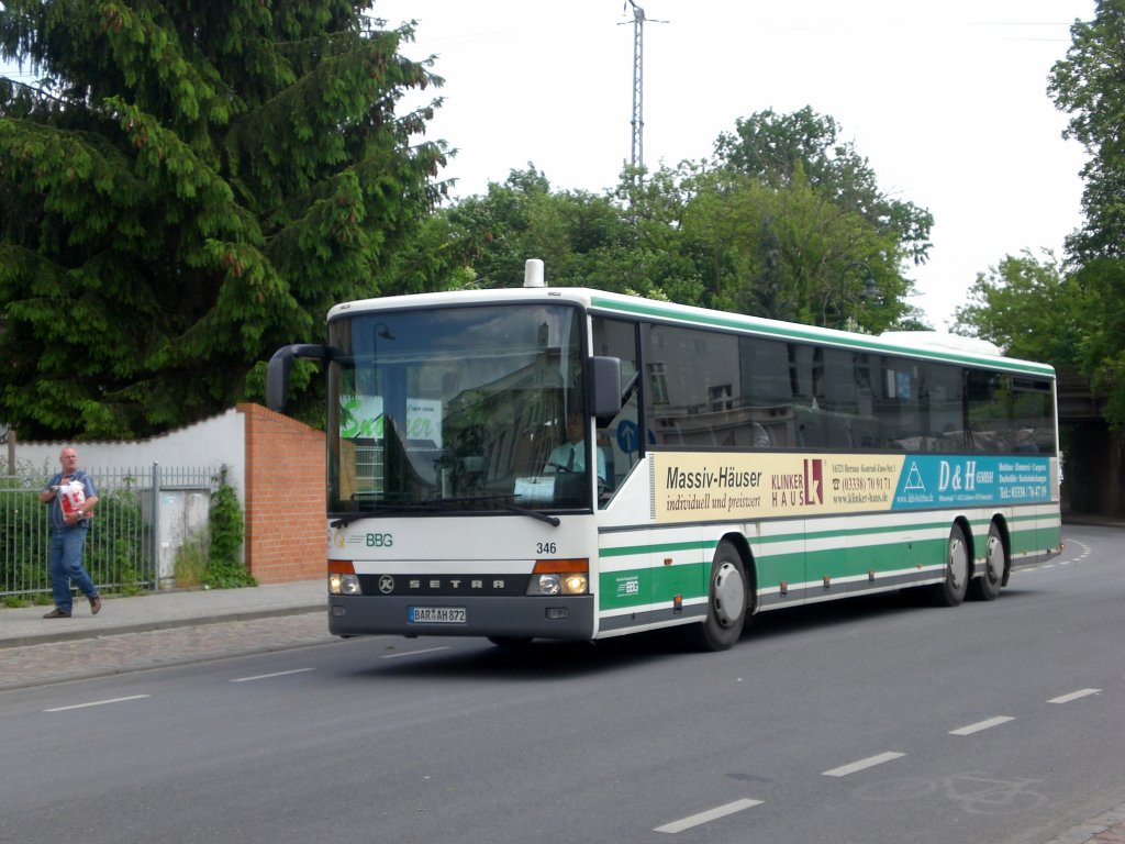 Setra S 300er-Serie auf Betriebsfahrt am S-Bahnhof Bernau.