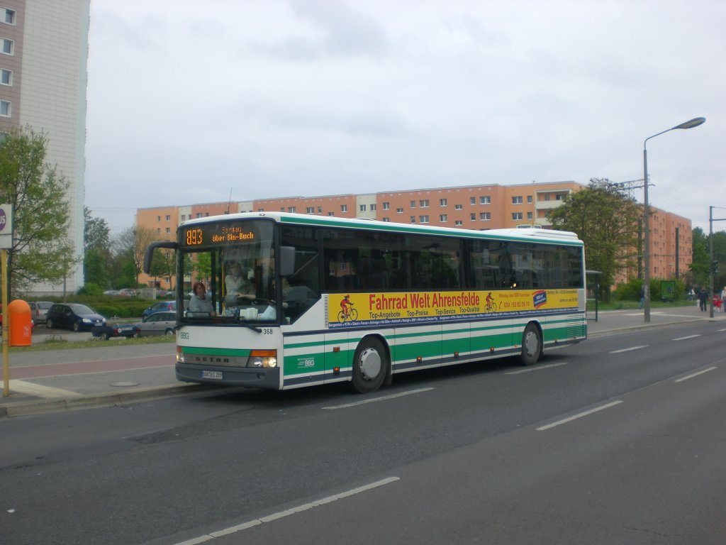 Setra S 300er-Serie auf der Linie 893 nach Bernau an der Haltestelle Hohenschnhausen Prerower Platz.