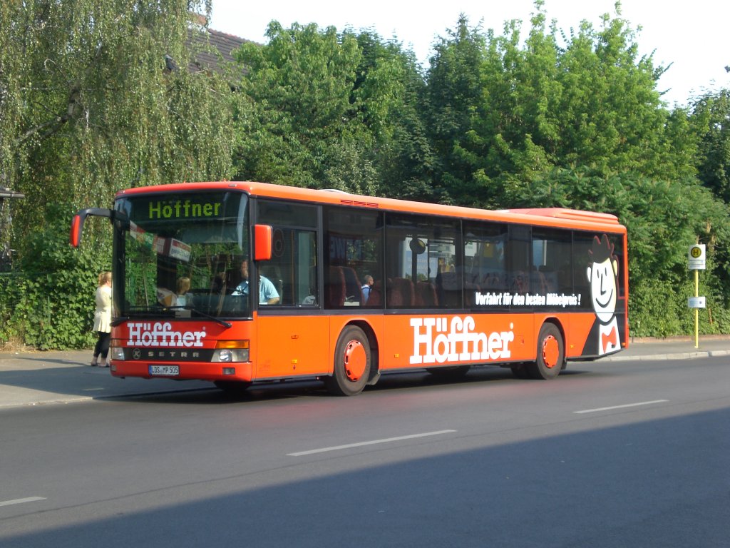 Setra S 300er-Serie NF als Shuttelbus zwischen S-Bahnhof Grnau und Mbel-Hffner Waltersdorf.