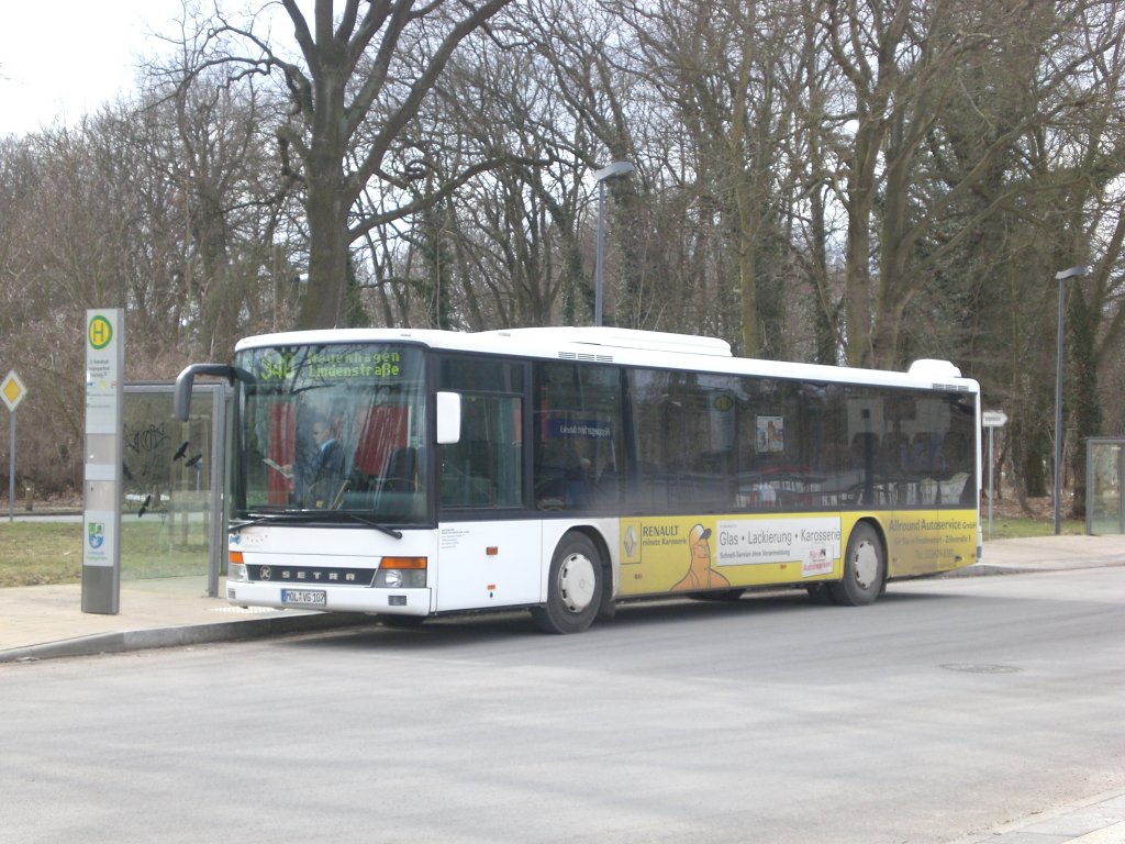 Setra S 300er-Serie NF auf der Linie 943 nach Neuenhagen Lindenstr/Einkaufzentrum am S-Bahnhof Hoppegarten.