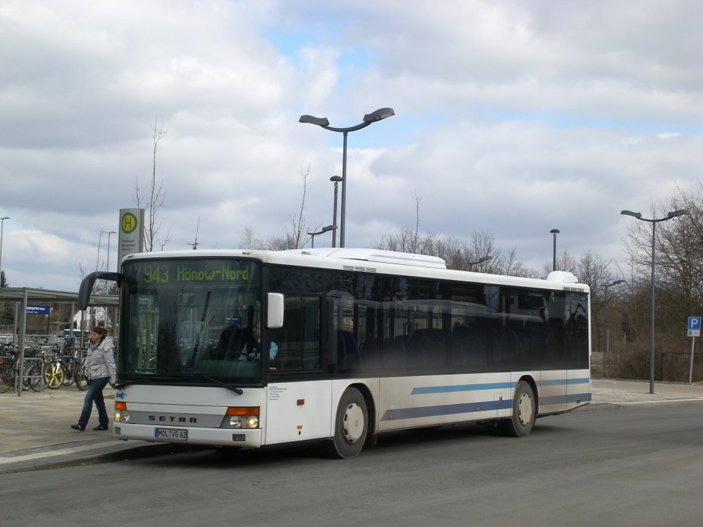 Setra S 300er-Serie NF auf der Linie 943 nach Hnow-Nord am S-Bahnhof Hoppegarten.