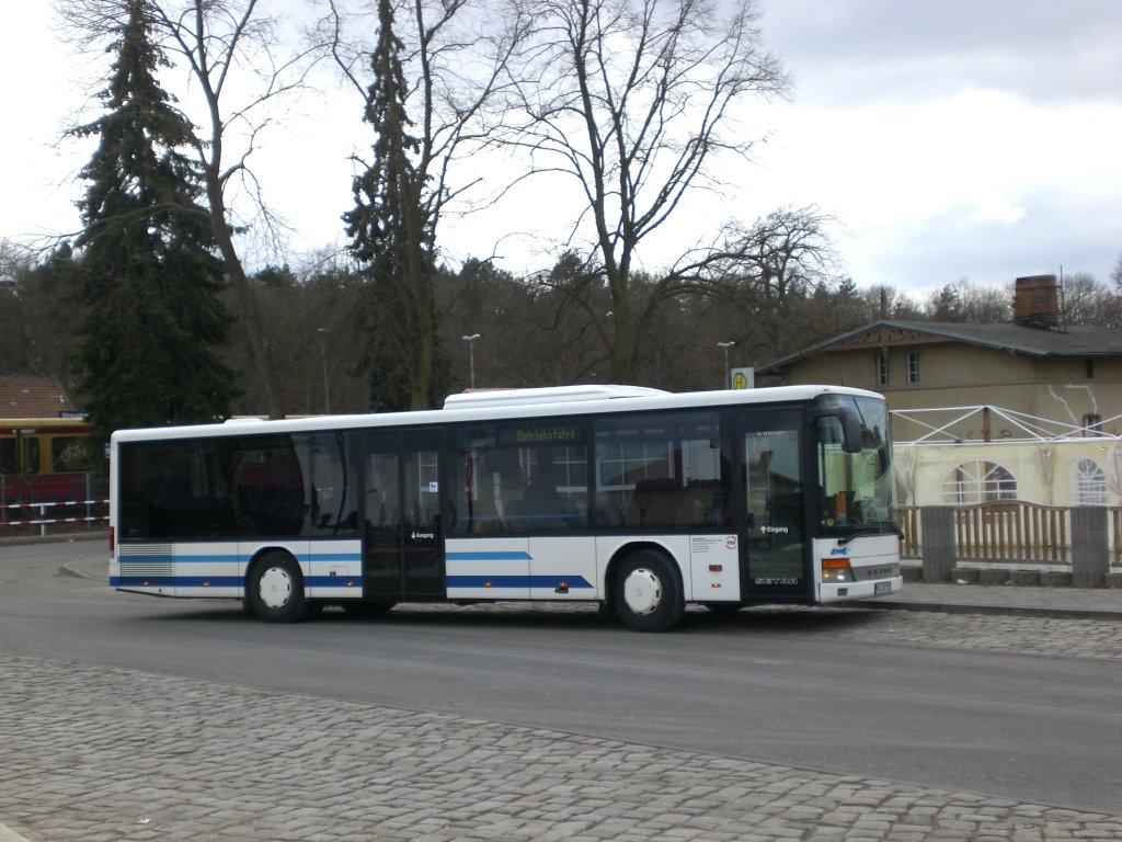 Setra S 300er-Serie NF auf Betriebsfahrt am S-Bahnhof Strausberg.