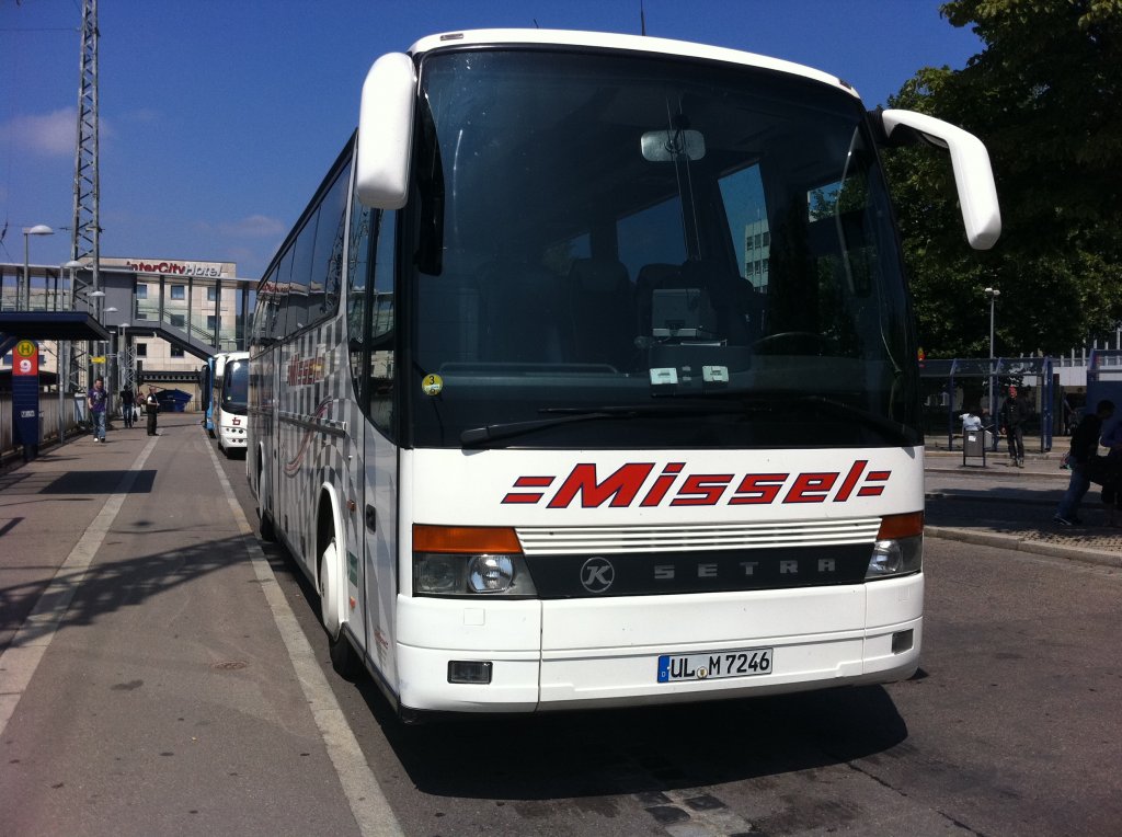 Setra S 315 HD (5-Sterne-Bus), Missel (Ulm-Eggingen), PNV Ulm.

Kennzeichen: UL-M 7246
Aufnahmeort: Ulm (ZOB)
Aufnahmedatum: 01.08.2011

***** 5-Sterne-Bus 90 cm Sitzabstand
SSV Ulm Vereins Bus