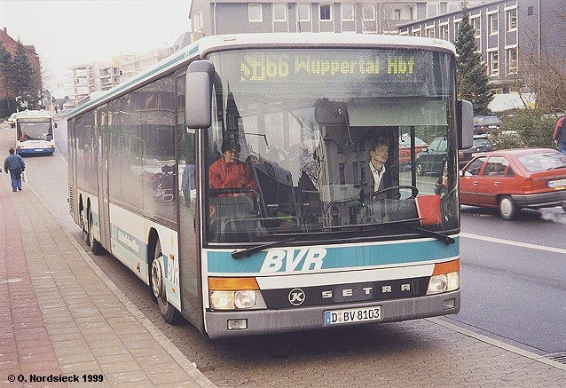 Setra S 319 NF Dreiachser-Linienbus Busverkehr Rheinland BVR, Dsseldorf (Stdte-Schnellbus)
Whrend die Aufmachung des Busses auf dem vorherigen Bild bis auf das SB-Logo der herkmmlichen Bemalung der aktuellen BVR-
Busse entspricht, ist hier ein Dreiachser in  richtigem  Schnellbus-Design zu sehen, aufgenommen 1999 in Velbert, Haltestelle Postamt. 
