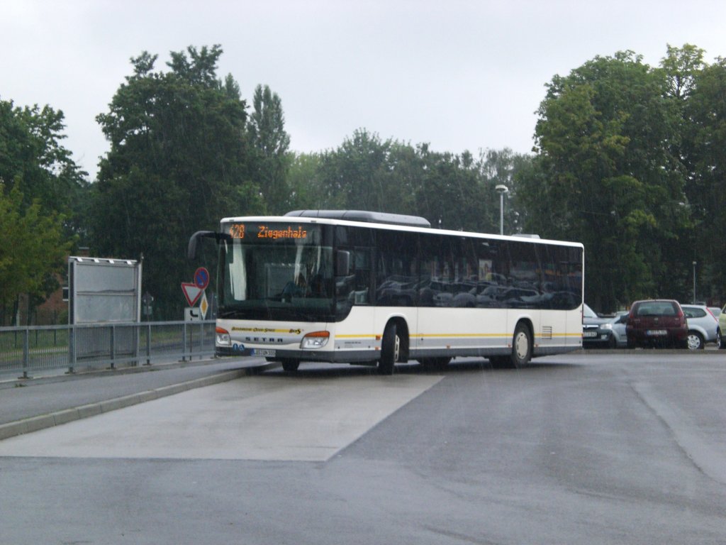 Setra S 400er-Serie NF (Multi Class) auf der Linie 428 nach Ziegenhals am S-Bahnhof Erkner.