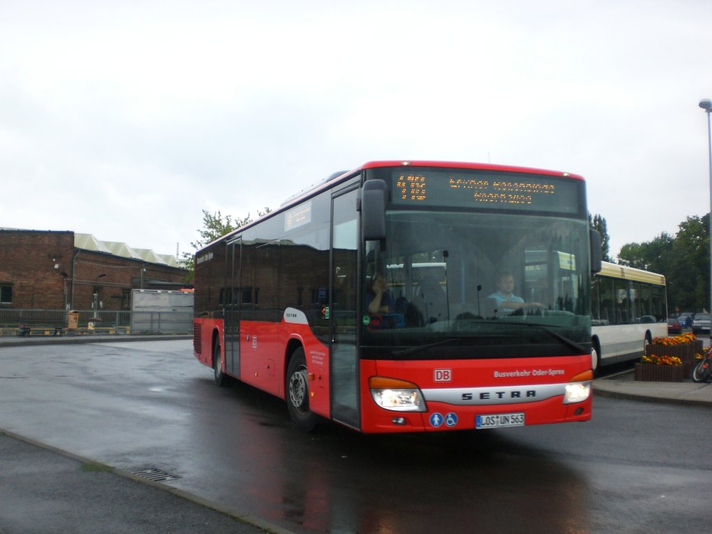 Setra S 400er-Serie NF (Multi Class) auf der Linie 418 nach Rdersdorf Krankenhaus am S-Bahnhof Erkner.