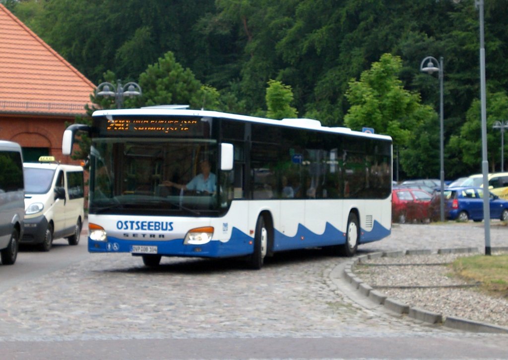 Setra S 400er-Serie NF (Multi Class) auf der Linie 290 nach Świnoujście am Bahnhof Seebad Heringsdorf.