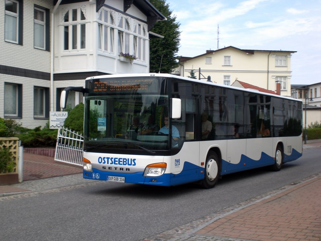 Setra S 400er-Serie NF (Multi Class) auf der Linie 290 nach Świnoujście nahe der Haltestelle Ahlbeck Bergstrae. 

