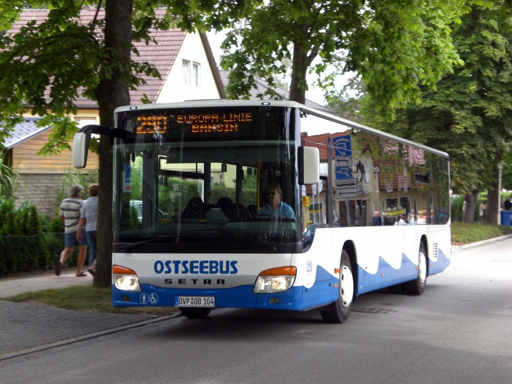 Setra S 400er-Serie NF (Multi Class) auf der Linie 290 nach Bansin Dorf an der Haltestelle Bansin Alte Molkerei.