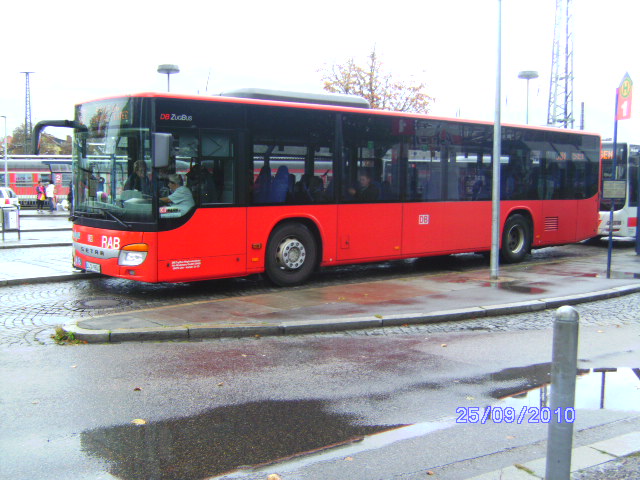 Setra S 415 NF, RAB[DB] (Regionalverkehr-Alb-Bodensee), PNV Ulm.

Aufnahmeort: Ulm (ZOB)
Kennzeichen: UL-A 9803
Aufnahmedatum: 25.09.2010