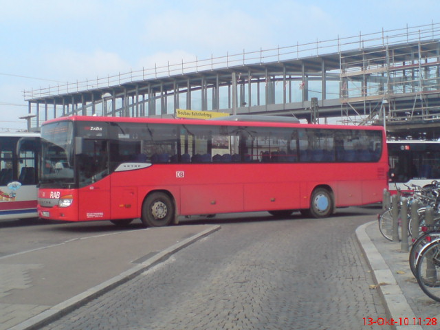 Setra S 415 UL, RAB[DB] (Regionalverkehr-Alb-Bodensee), PNV Ulm.

Aufnahmeort: Ulm (ZOB)
Kennzeichen: UL-A 9800
Aufnahmedatum: 13.10.2010