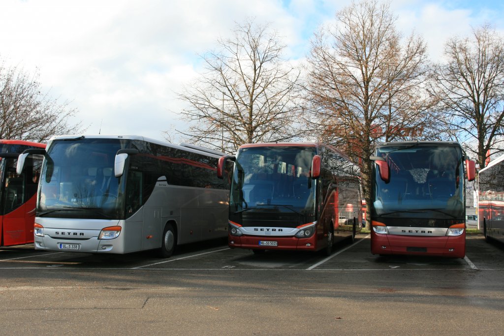 Setra S 515 HD ComfortClass zwischen Bussen der Vorgngergeneration, S 419 GT-HD ComfortClass und S 415 HDH TopClass, Neu-Ulm 02.01.2013