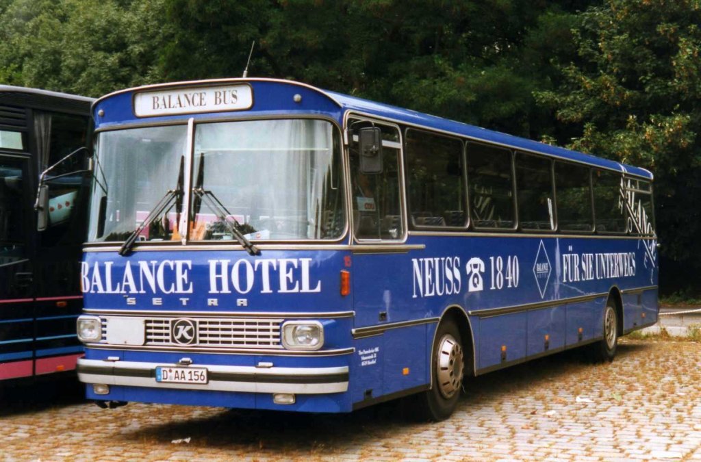 Setra S140 ES, aufgenommen im August 1998 auf dem Parkplatz der Westfalenhallen in Dortmund.