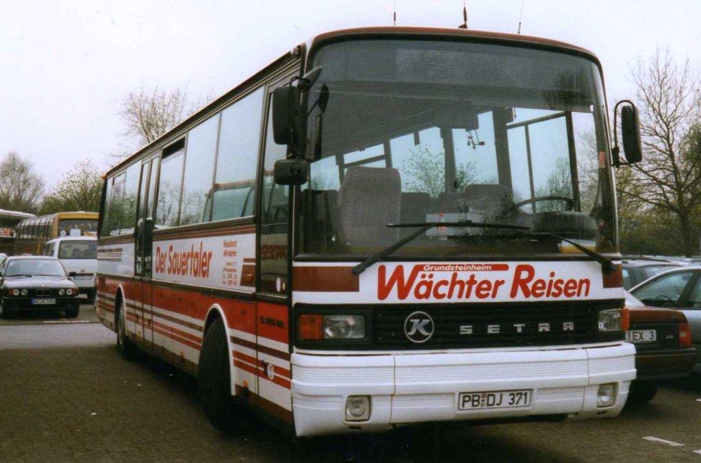 Setra S215 UL, aufgenommen im April 1999 auf dem Parkplatz der Westfalenhallen in Dortmund.