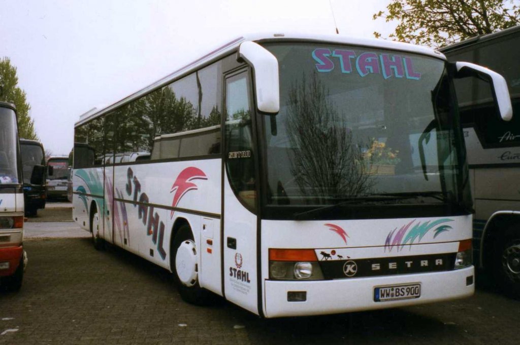 Setra S315 GT, aufgenommen im April 1999 auf dem Parkplatz der Westfalenhallen in Dortmund.