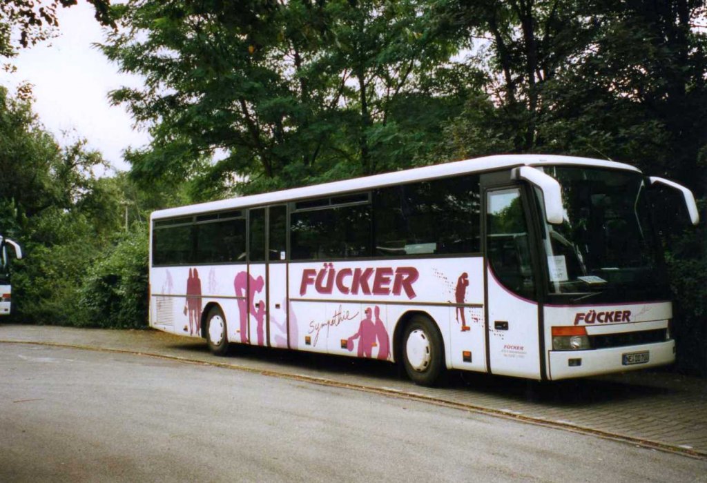 Setra S315 GT, aufgenommen im August 1998 auf dem Parkplatz der Westfalenhallen in Dortmund.