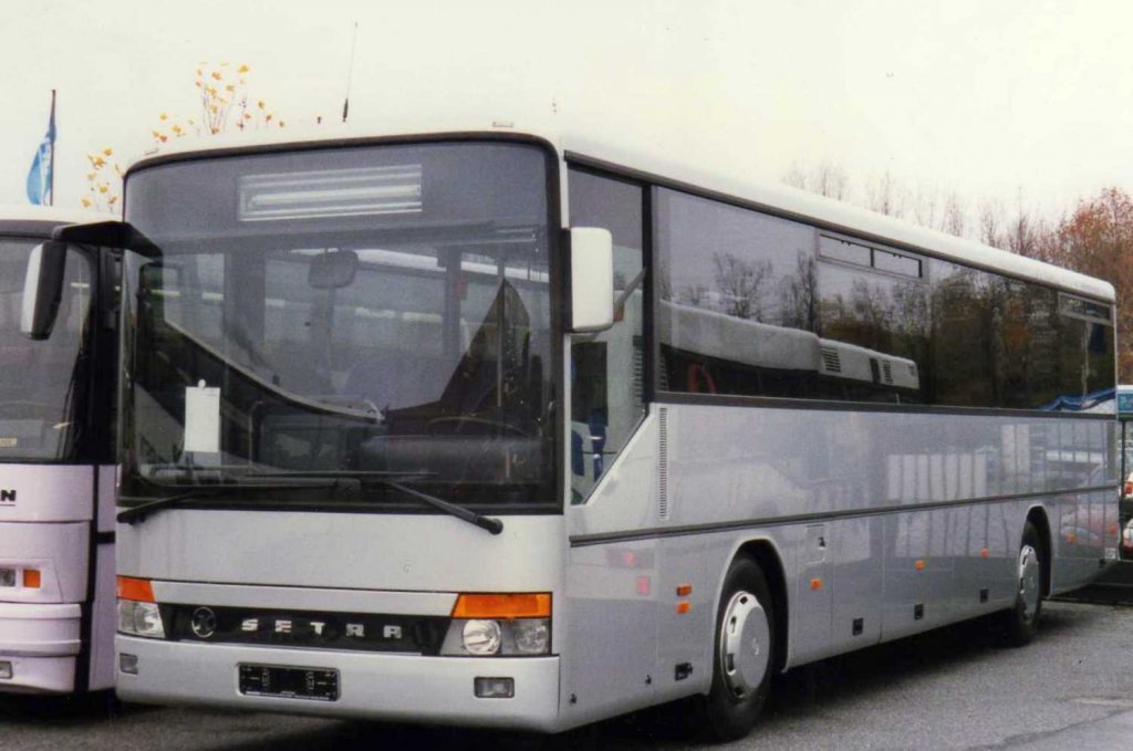 Setra S315 UL, aufgenommen im November 1996 im GWZ der Neoplan NL in Oberhausen.