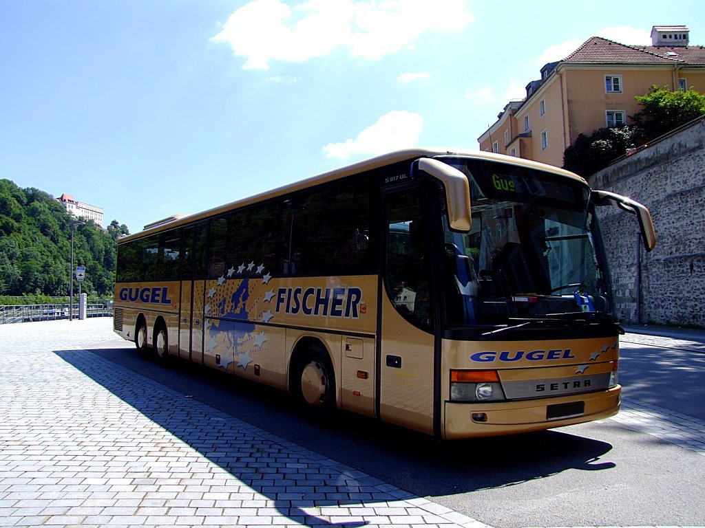 SETRA S317UL von Gugel-Fischer wartet in Passau auf seine Passagiere;110716
