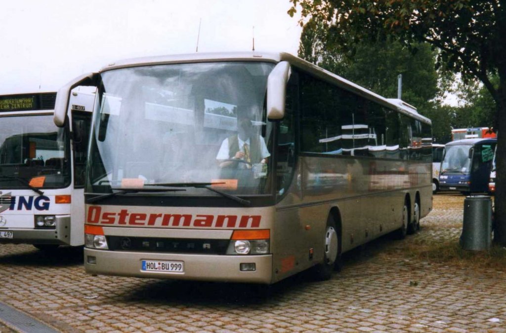 Setra S319 GT, aufgenommen im August 1998 auf dem Parkplatz der Westfalenhallen in Dortmund.