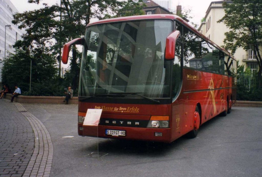 Setra S319 GT-HD, aufgenommen auf der IAA 2000 in Frankfurt.