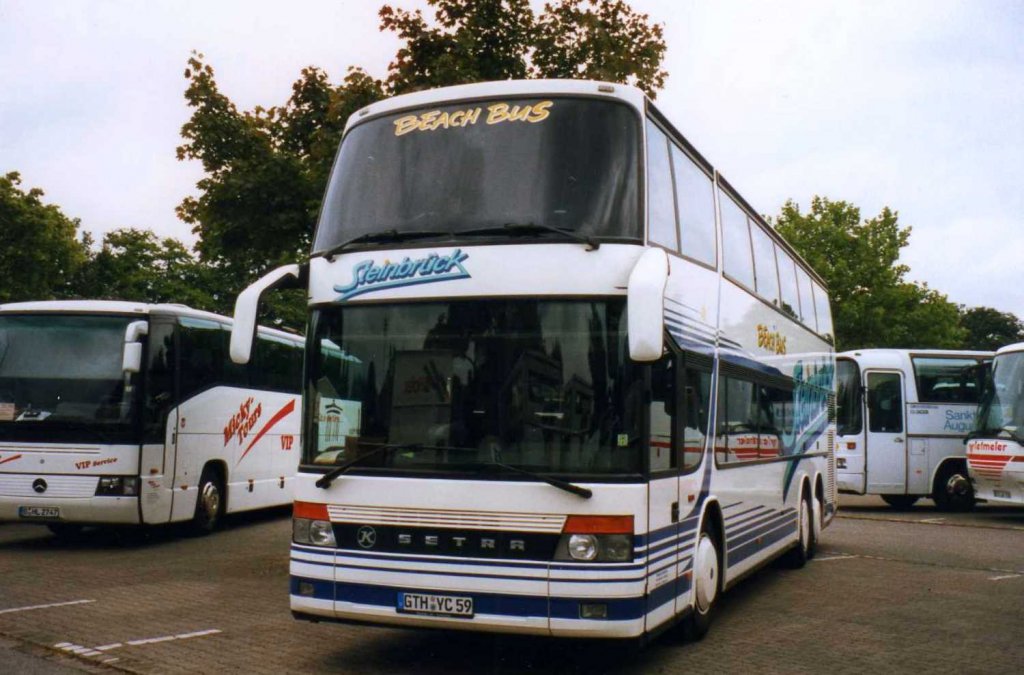 Setra S328 DT, aufgenommen im August 1998 auf dem Parkplatz der Westfalenhallen in Dortmund.