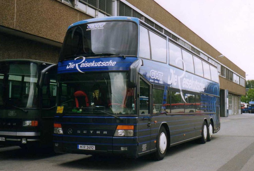 Setra S328 DT, aufgenommen im September 2001 auf dem Gelnde der Evobus NL Dortmund.