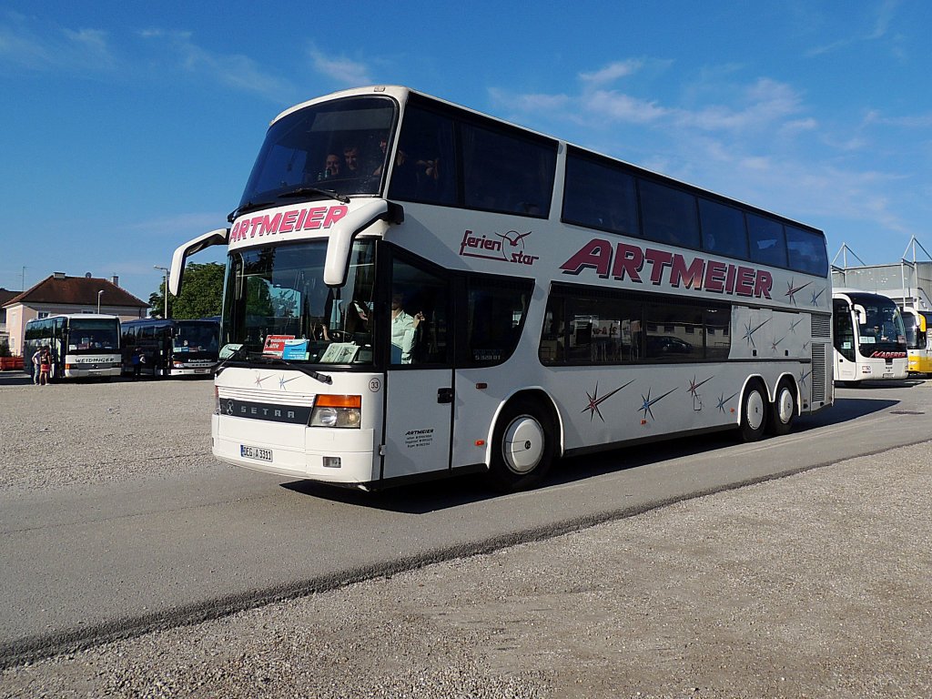 SETRA S328DT von Artmeier-Reisen startet mit SVR-Fuballfan´s Richtung Wien; 120520