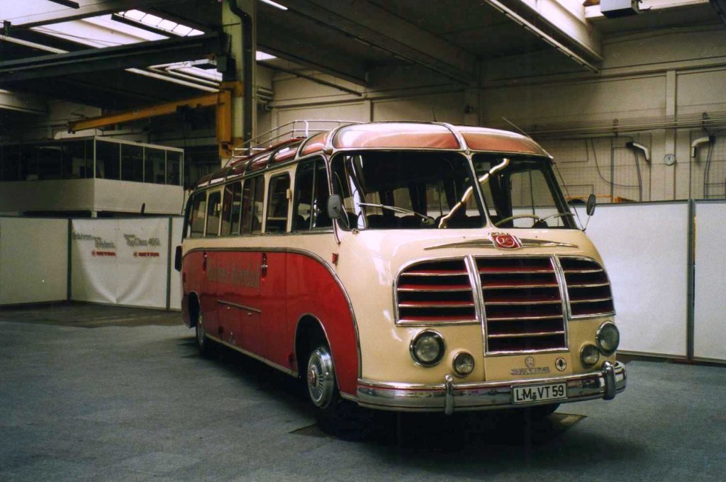 Setra S8, aufgenommen im Mai 2001 auf dem Gelnde der Evobus NL in Dortmund.