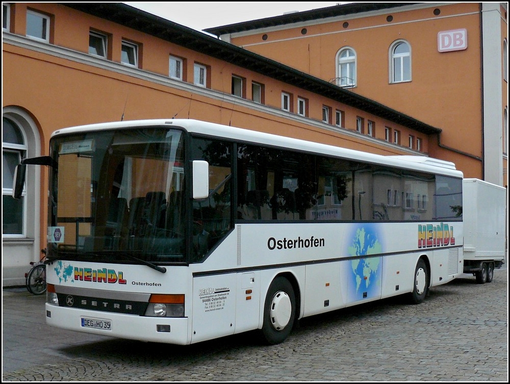 Setrea berlandbuss mit Hnger steht am 15.09.2010 beim Bahnhof in Passau.