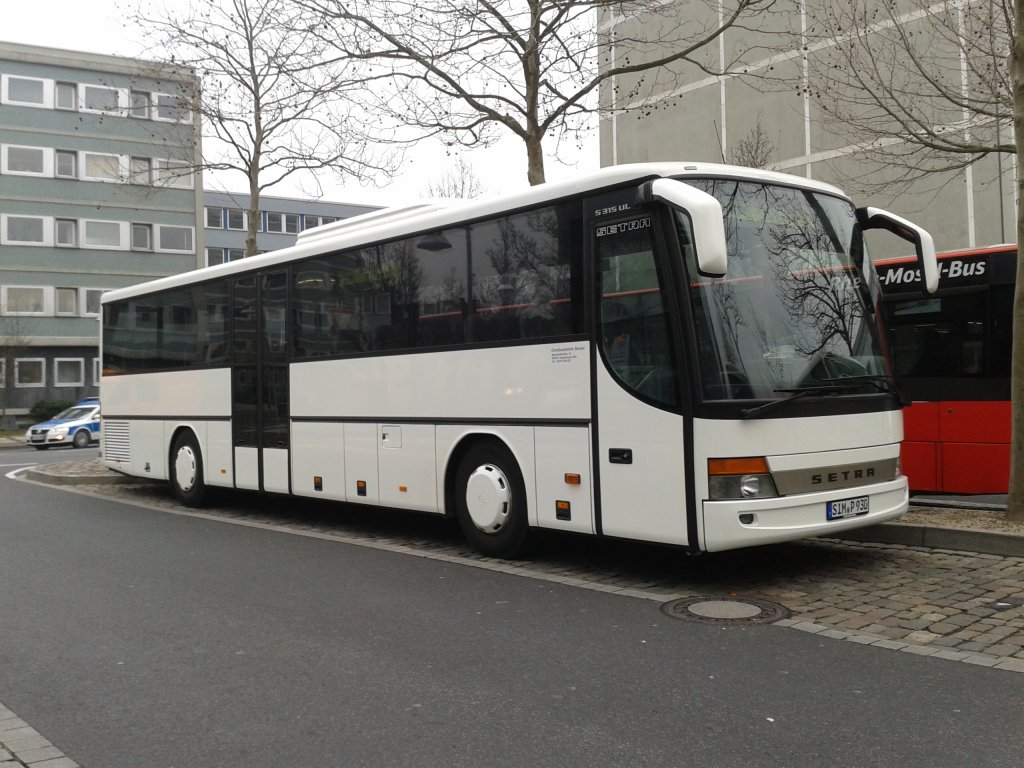 SIM-P 930, ein Setra S315 UL des Omnibusbetriebs Becker aus Halsenbach-Ehr. Das Fahrzeug fhrt den Schlerverkehr morgens und mittags von und nach Waldesch. (Koblenz ZOB/30.Januar 2012)