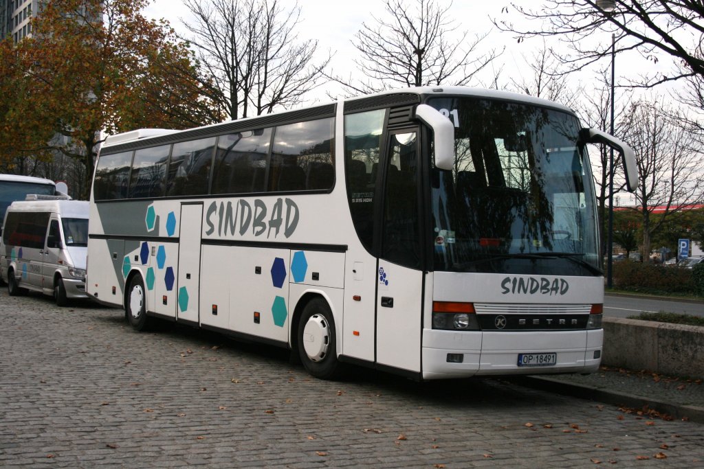 Sindbad (OP 18491) fhrt nach Polen mit Setra 315 HDH.
Hier am ZOB Dortmund.
31.10.2009