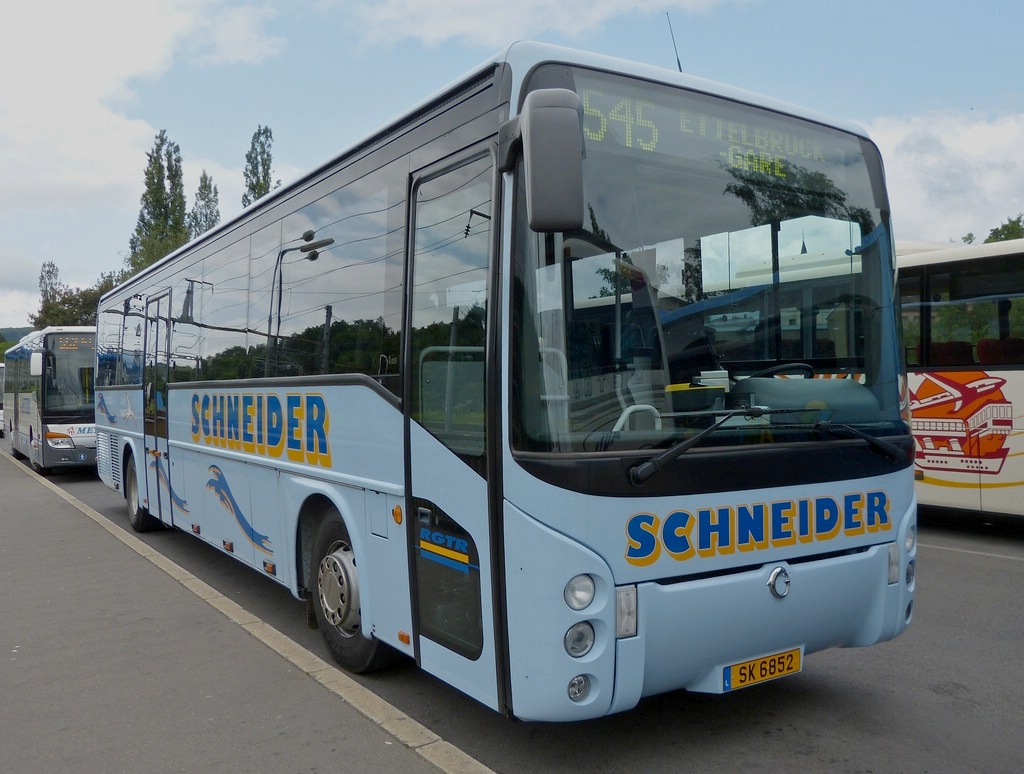 (SK 6852) Irisbus Ares des Busunternehmens Schneider, wartet am 05.07.2013 in Ettelbrck am Bahnhof auf seinen nchsten Einsatz.