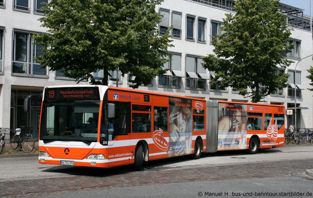 SL 374 (HL CS 374).
Der Bus kommt hier am ZOB Lbeck an.
Er wirbt fr die Volksbank Lbeck.
1.7.2010.