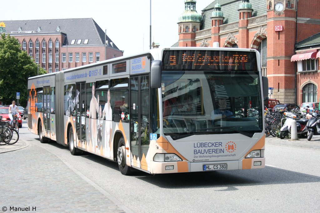 SL 380 (HL CS 380).
Aufgenommen am HBF Lbeck, 1.7.2010.
Der Bus macht Werbung fr den Bauverein Lbeck.
 