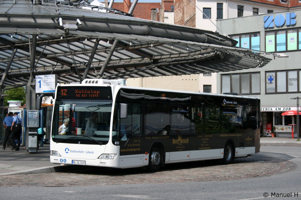 SL 613 (HL SL 1613).
Der Bus wirbt fr Brauberger.
Lbeck ZOB, 1.7.2010.