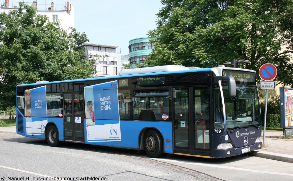SL 739 (HL CS 739).
Der Bus steht hier am ZOB Lbeck und macht Werbung fr die Lbecker Nachrichten.