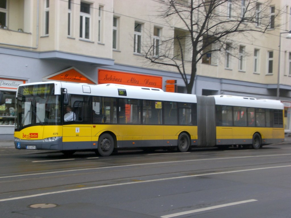 Solaris-Gelenkbus auf der Linie 255 nach Schwarzelfenweg nahe der Haltestelle