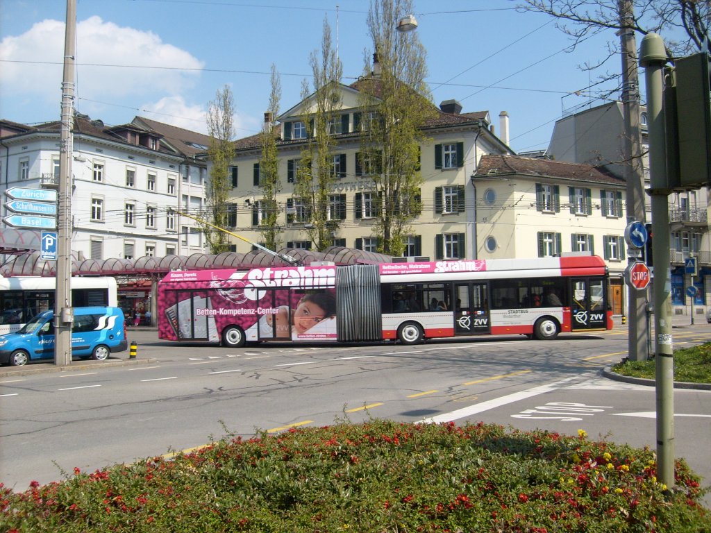 Solaris-Gelenktrolleybus Nr. 180 verlsst den Bahnhofplatz am 21.4.2010