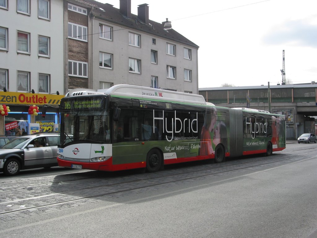 Solaris-Hybrid-Gelenkbus der BOGESTRA im Planbetrieb auf der Linie 345 am 15. Mrz 2008 auf der Alleestr. in Bochum