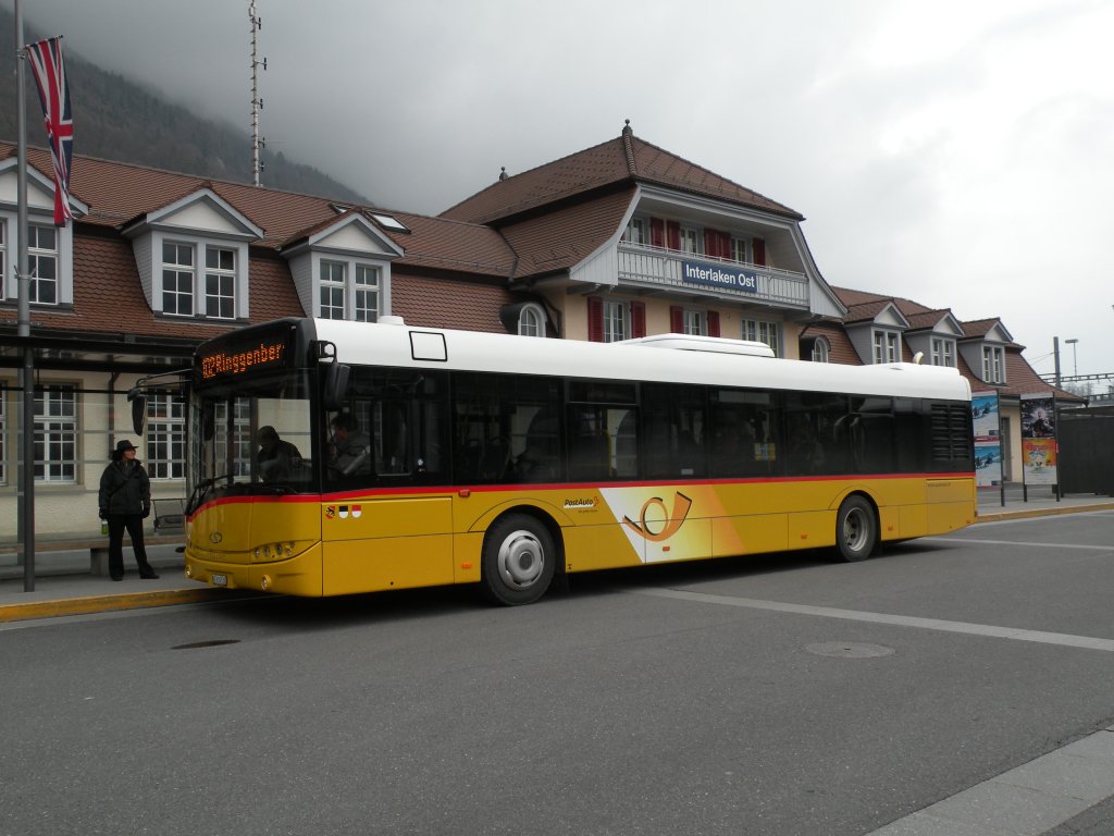 Solaris Postauto am Bahnhof Interlaken Ost. Die Aufnahme stammt vom 14.04.2012.