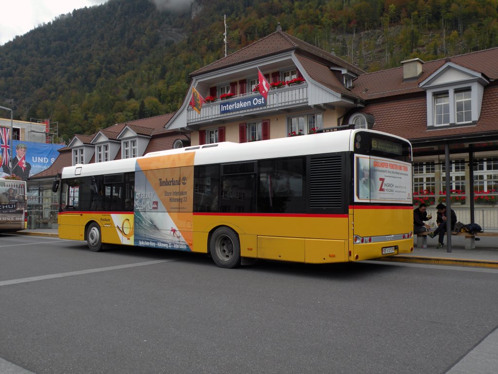 Solaris Postauto auf der Linie 103 nach Bnigen am Bahnhof Interlaken Ost. Die Aufnahme stammt vom 13.10.2011.