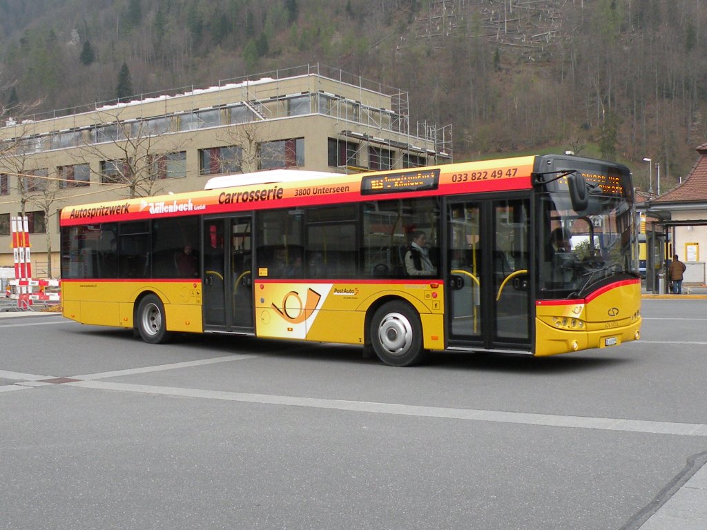 Solaris Postauto fhrt auf den Bahnhofsplatz Interlaken Ost. Die Aufnahme stammt vom 14.04.2012.