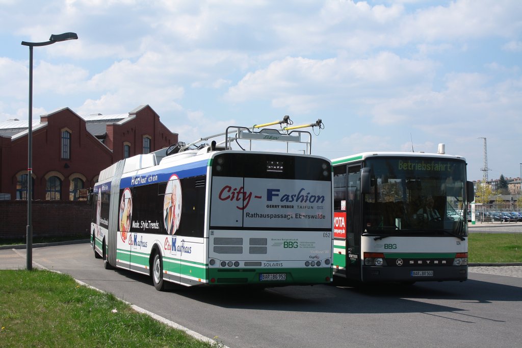 Solaris Trollino 18AC, Obus 052 und Setra 124 der BBG-Eberswalde auf dem Busbahnhof am 19.04.2011.