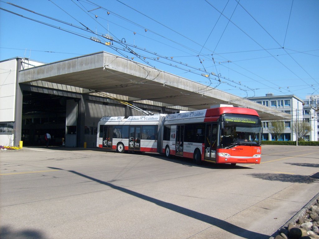 Solaris Trollino Nr. 171 startet am 7.4.2011 als Verstrkungskurs fr den Feierabendverkehr aus dem Busdepot Grzefeld. 