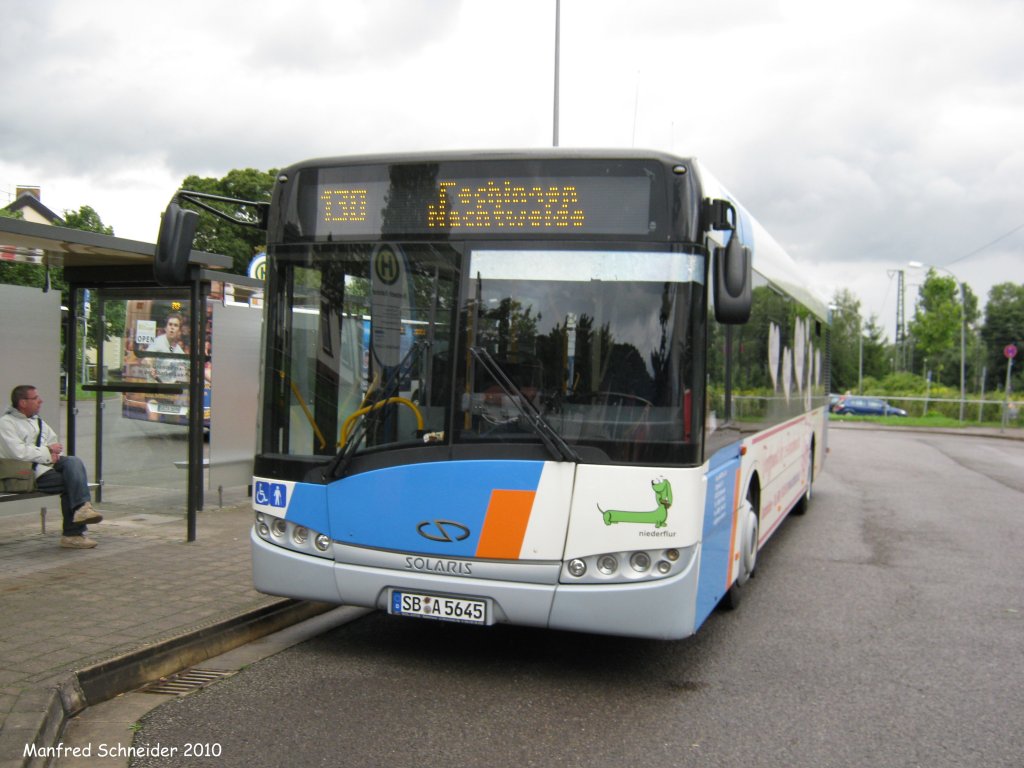 Solaris Urbino am Bahnhof Brebach bei Saarbrcken. Der Bus gehrt der Firma Baron Reisen.