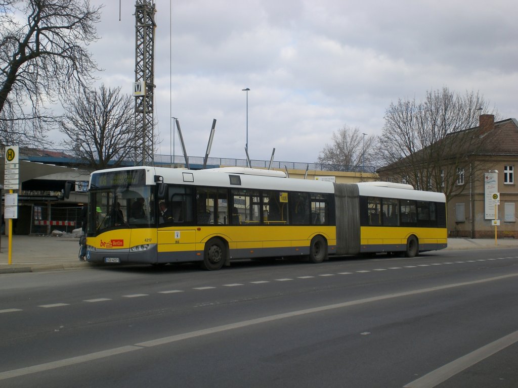 Solaris Urbino auf der Linie 108 nach Waldesruh Mahlsdorfer Allee am S+U Bahnhof Lichtenberg.