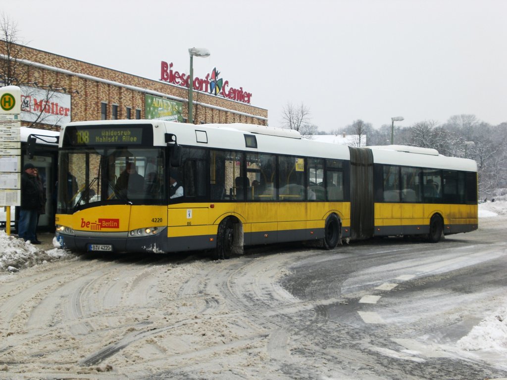 Solaris Urbino auf der Linie 108 nach Waldesruh Mahlsdorfer Allee am U-Bahnhof Elsterwerdaer Platz.