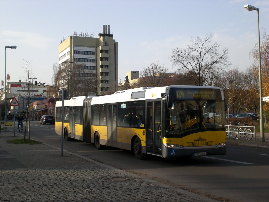 Solaris Urbino auf der Linie 124 nach Buchholz-West Aubertstrae an der Haltestelle Eschbachstrae/S-Bahnhof Tegel. 