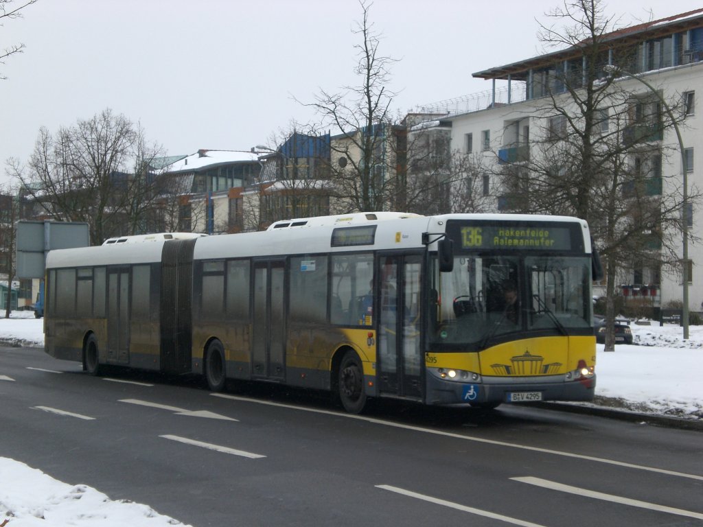 Solaris Urbino auf der Linie 136 nach Hakenfelde Aalemannufer an der Haltestelle Spandau Gatower Strae/Heerstrae.