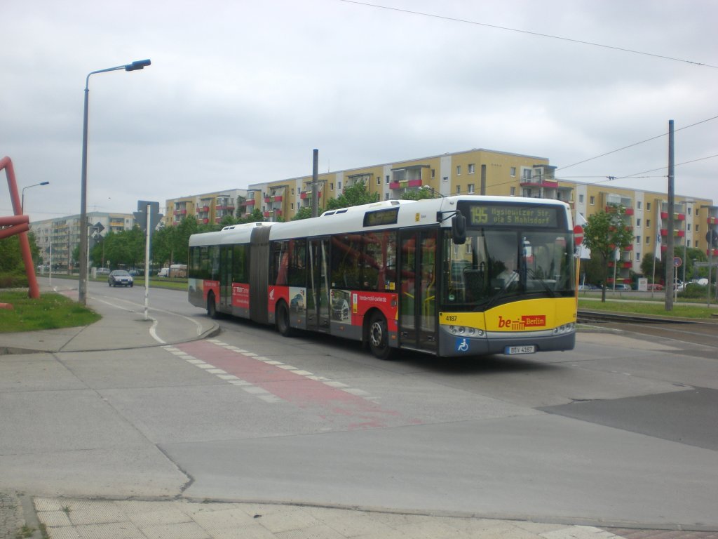 Solaris Urbino auf der Linie 195 nach Kaulsdorf Myslowitzer Strae an der Haltestelle Hellersdorf Risaer Strae.